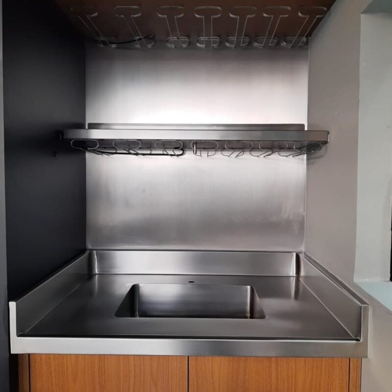 Tampo com Cuba, Prateleira Superior e Suporte para Taças